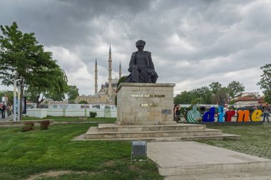 Edirne, Türkiye - 26 Mayıs 2018: Kavuşan anıt mimar Mimar Sinan ve Selimiye Camii Edirne şehri, Doğu Trakya, Türkiye'de