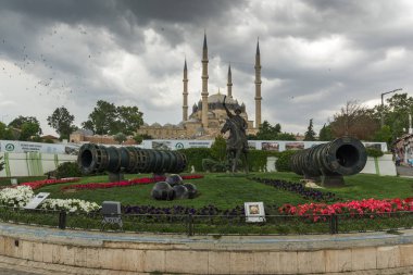 Edirne, Türkiye - 26 Mayıs 2018: Selimiye Camii ve anıt olarak Osmanlı Sultan Mehmed II Edirne şehri, Doğu Trakya, Türkiye'de Ortaçağ topuyla
