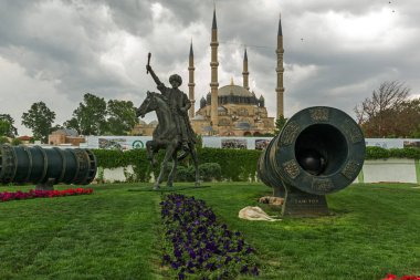 Edirne, Türkiye - 26 Mayıs 2018: Selimiye Camii ve anıt olarak Osmanlı Sultan Mehmed II Edirne şehri, Doğu Trakya, Türkiye'de Ortaçağ topuyla
