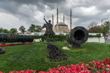 Edirne, Türkiye - 26 Mayıs 2018: Selimiye Camii ve anıt olarak Osmanlı Sultan Mehmed II Edirne şehri, Doğu Trakya, Türkiye'de Ortaçağ topuyla