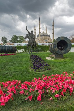 Edirne, Türkiye - 26 Mayıs 2018: Selimiye Camii ve anıt olarak Osmanlı Sultan Mehmed II Edirne şehri, Doğu Trakya, Türkiye'de Ortaçağ topuyla