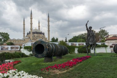 Edirne, Türkiye - 26 Mayıs 2018: Selimiye Camii ve anıt olarak Osmanlı Sultan Mehmed II Edirne şehri, Doğu Trakya, Türkiye'de Ortaçağ topuyla