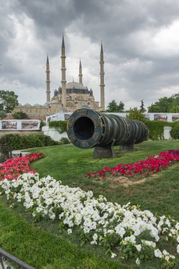 Edirne, Türkiye - 26 Mayıs 2018: Selimiye Camii ve anıt olarak Osmanlı Sultan Mehmed II Edirne şehri, Doğu Trakya, Türkiye'de Ortaçağ topuyla