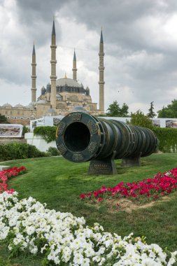 Edirne, Türkiye - 26 Mayıs 2018: Selimiye Camii ve anıt olarak Osmanlı Sultan Mehmed II Edirne şehri, Doğu Trakya, Türkiye'de Ortaçağ topuyla