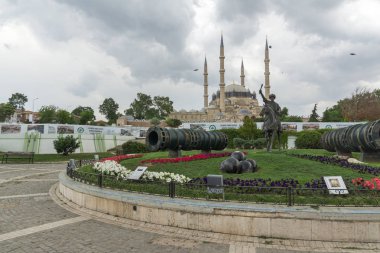 Edirne, Türkiye - 26 Mayıs 2018: Selimiye Camii ve anıt olarak Osmanlı Sultan Mehmed II Edirne şehri, Doğu Trakya, Türkiye'de Ortaçağ topuyla