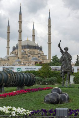 Edirne, Türkiye - 26 Mayıs 2018: Selimiye Camii ve anıt olarak Osmanlı Sultan Mehmed II Edirne şehri, Doğu Trakya, Türkiye'de Ortaçağ topuyla