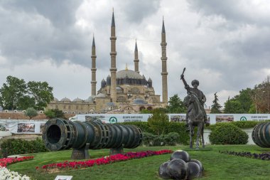 Edirne, Türkiye - 26 Mayıs 2018: Selimiye Camii ve anıt olarak Osmanlı Sultan Mehmed II Edirne şehri, Doğu Trakya, Türkiye'de Ortaçağ topuyla