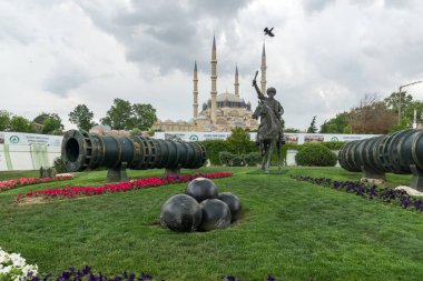 Edirne, Türkiye - 26 Mayıs 2018: Selimiye Camii ve anıt olarak Osmanlı Sultan Mehmed II Edirne şehri, Doğu Trakya, Türkiye'de Ortaçağ topuyla