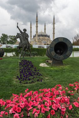 Edirne, Türkiye - 26 Mayıs 2018: Selimiye Camii ve anıt olarak Osmanlı Sultan Mehmed II Edirne şehri, Doğu Trakya, Türkiye'de Ortaçağ topuyla