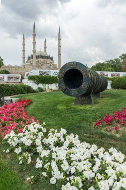 Edirne, Türkiye - 26 Mayıs 2018: Selimiye Camii ve anıt olarak Osmanlı Sultan Mehmed II Edirne şehri, Doğu Trakya, Türkiye'de Ortaçağ topuyla