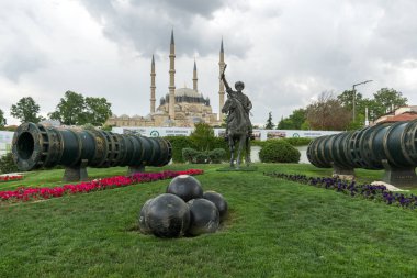 Edirne, Türkiye - 26 Mayıs 2018: Selimiye Camii ve anıt olarak Osmanlı Sultan Mehmed II Edirne şehri, Doğu Trakya, Türkiye'de Ortaçağ topuyla