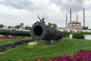 Edirne, Türkiye - 26 Mayıs 2018: Selimiye Camii ve anıt olarak Osmanlı Sultan Mehmed II Edirne şehri, Doğu Trakya, Türkiye'de Ortaçağ topuyla