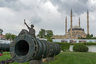 Edirne, Türkiye - 26 Mayıs 2018: Selimiye Camii ve anıt olarak Osmanlı Sultan Mehmed II Edirne şehri, Doğu Trakya, Türkiye'de Ortaçağ topuyla