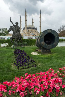 Edirne, Türkiye - 26 Mayıs 2018: Selimiye Camii ve anıt olarak Osmanlı Sultan Mehmed II Edirne şehri, Doğu Trakya, Türkiye'de Ortaçağ topuyla