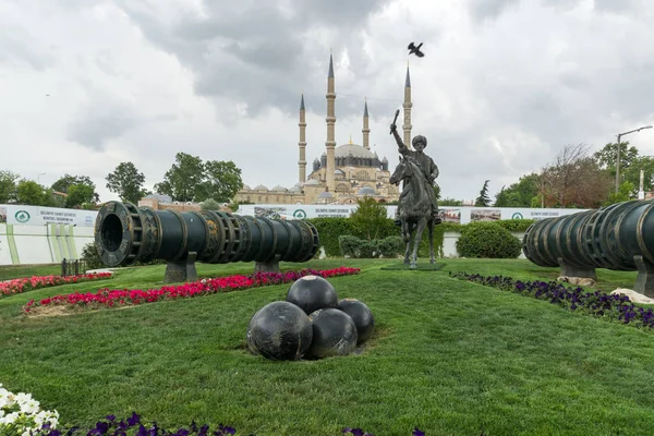 Edirne, Türkiye - 26 Mayıs 2018: Selimiye Camii ve anıt olarak Osmanlı Sultan Mehmed II Edirne şehri, Doğu Trakya, Türkiye'de Ortaçağ topuyla
