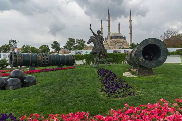 Edirne, Türkiye - 26 Mayıs 2018: Selimiye Camii ve anıt olarak Osmanlı Sultan Mehmed II Edirne şehri, Doğu Trakya, Türkiye'de Ortaçağ topuyla