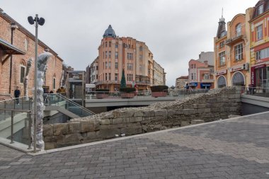 Plovdiv, Bulgaristan - 30 Aralık 2016: Knyaz Alexander'ın muhteşem günbatımı ben Plovdiv, Bulgaristan şehirde sokak