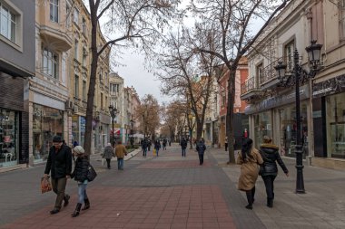 Plovdiv, Bulgaristan - 30 Aralık 2016: İnsanlar yürürken, insanlar, Merkez yaya cadde olarak şehir Plovdiv, Bulgaristan
