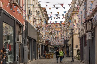 Plovdiv, Bulgaristan - 30 Aralık 2016: İnsanlar yürürken, insanlar ve sokak bölgesinde Kapana, Şehir Plovdiv, Bulgaristan 
