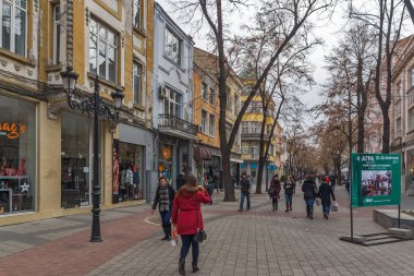 Plovdiv, Bulgaristan - 30 Aralık 2016: İnsanlar yürürken, insanlar, Merkez yaya cadde olarak şehir Plovdiv, Bulgaristan