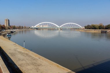 Novi Sad, Voyvodina, Sırbistan - 11 Kasım 2018: Danube City, Novi Sad aracılığıyla, Voyvodina, Sırbistan geçen nehir,