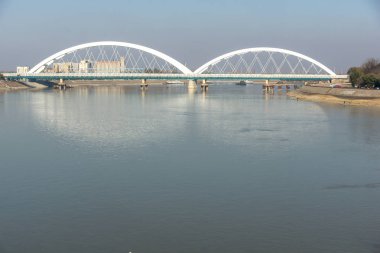 Novi Sad, Voyvodina, Sırbistan - 11 Kasım 2018: Danube City, Novi Sad aracılığıyla, Voyvodina, Sırbistan geçen nehir,