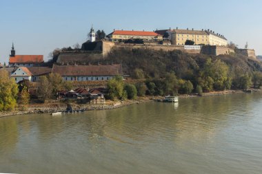 Novi Sad, Voyvodina, Sırbistan - 11 Kasım 2018: Görünüm, Petrovaradin kale Tuna Nehri içinde şehir Novi Sad, Voyvodina, Sırbistan