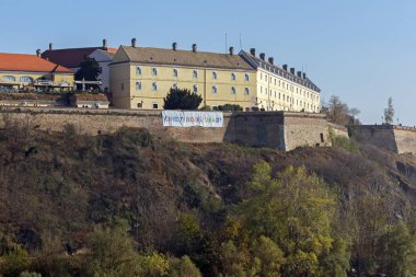 Novi Sad, Voyvodina, Sırbistan - 11 Kasım 2018: Görünüm, Petrovaradin kale Tuna Nehri içinde şehir Novi Sad, Voyvodina, Sırbistan