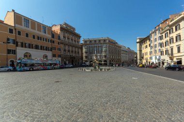 Rome, İtalya - 22 Haziran 2017: Piazza Barberini Roma, İtalya, Triton çeşme görünümünü şaşırtıcı