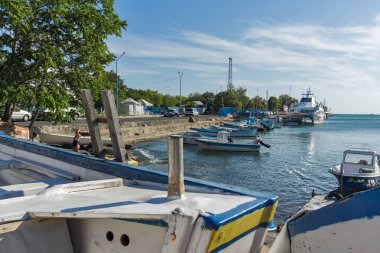 Nessebar, Bulgaristan - 12 Ağustos 2018: Port Panorama ve Nessebar Eski kasaba Burgaz bölge, Bulgaristan