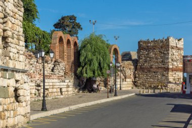 Nessebar, Bulgaristan - 12 Ağustos 2018: Antik kalıntıları tahkimatı ve eski evler eski şehir, Nessebar, Burgaz bölge, Bulgaristan