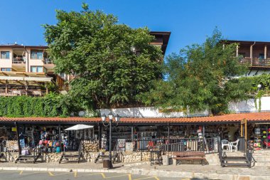 Nessebar, Bulgaristan - 12 Ağustos 2018: Antik kalıntıları tahkimatı ve eski evler eski şehir, Nessebar, Burgaz bölge, Bulgaristan