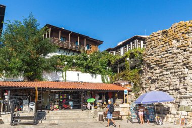 Nessebar, Bulgaristan - 12 Ağustos 2018: Antik kalıntıları tahkimatı ve eski evler eski şehir, Nessebar, Burgaz bölge, Bulgaristan