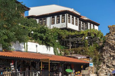 Nessebar, Bulgaristan - 12 Ağustos 2018: Antik kalıntıları tahkimatı ve eski evler eski şehir, Nessebar, Burgaz bölge, Bulgaristan