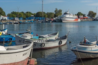 Nessebar, Bulgaristan - 12 Ağustos 2018: Port Panorama ve Nessebar Eski kasaba Burgaz bölge, Bulgaristan