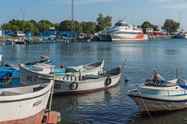 Nessebar, Bulgaristan - 12 Ağustos 2018: Port Panorama ve Nessebar Eski kasaba Burgaz bölge, Bulgaristan