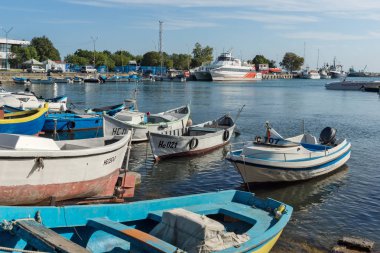 Nessebar, Bulgaristan - 12 Ağustos 2018: Port Panorama ve Nessebar Eski kasaba Burgaz bölge, Bulgaristan