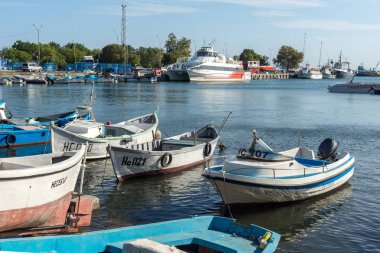 Nessebar, Bulgaristan - 12 Ağustos 2018: Port Panorama ve Nessebar Eski kasaba Burgaz bölge, Bulgaristan