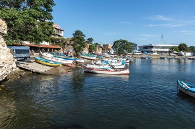 Nessebar, Bulgaristan - 12 Ağustos 2018: Port Panorama ve Nessebar Eski kasaba Burgaz bölge, Bulgaristan