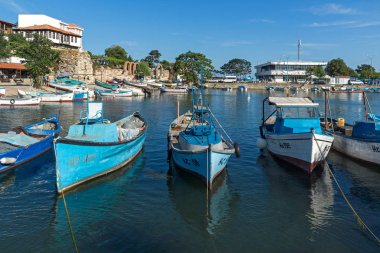Nessebar, Bulgaristan - 12 Ağustos 2018: Port Panorama ve Nessebar Eski kasaba Burgaz bölge, Bulgaristan