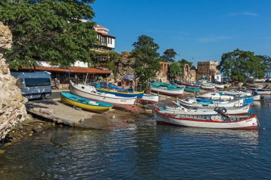 Nessebar, Bulgaristan - 12 Ağustos 2018: Port Panorama ve Nessebar Eski kasaba Burgaz bölge, Bulgaristan