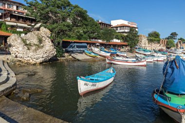 Nessebar, Bulgaristan - 12 Ağustos 2018: Port Panorama ve Nessebar Eski kasaba Burgaz bölge, Bulgaristan