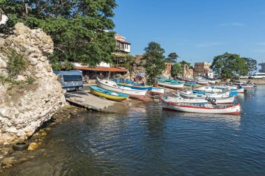 Nessebar, Bulgaristan - 12 Ağustos 2018: Port Panorama ve Nessebar Eski kasaba Burgaz bölge, Bulgaristan
