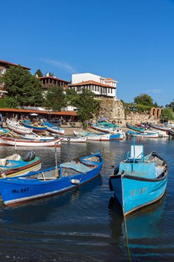 Nessebar, Bulgaristan - 12 Ağustos 2018: Port Panorama ve Nessebar Eski kasaba Burgaz bölge, Bulgaristan