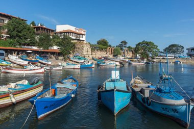 Nessebar, Bulgaristan - 12 Ağustos 2018: Port Panorama ve Nessebar Eski kasaba Burgaz bölge, Bulgaristan