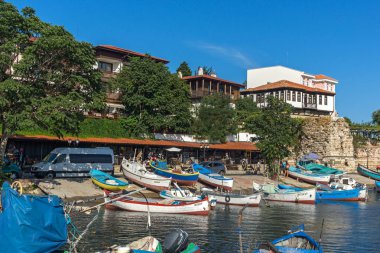 Nessebar, Bulgaristan - 12 Ağustos 2018: Port Panorama ve Nessebar Eski kasaba Burgaz bölge, Bulgaristan