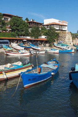 Nessebar, Bulgaristan - 12 Ağustos 2018: Port Panorama ve Nessebar Eski kasaba Burgaz bölge, Bulgaristan