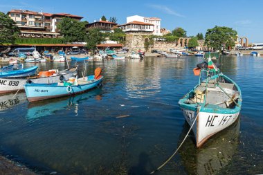 Nessebar, Bulgaristan - 12 Ağustos 2018: Port Panorama ve Nessebar Eski kasaba Burgaz bölge, Bulgaristan