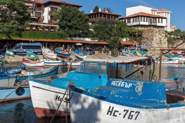 Nessebar, Bulgaristan - 12 Ağustos 2018: Port Panorama ve Nessebar Eski kasaba Burgaz bölge, Bulgaristan
