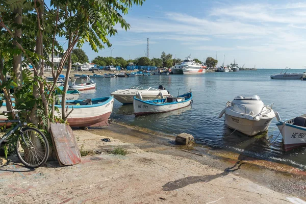 Nessebar, Bulgaristan - 12 Ağustos 2018: Port Panorama ve Nessebar Eski kasaba Burgaz bölge, Bulgaristan